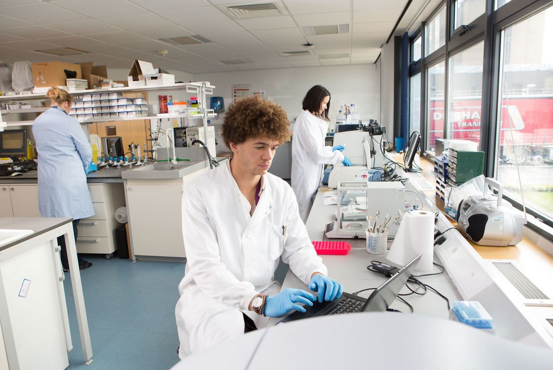 Biomedical staff/students in the laboratory